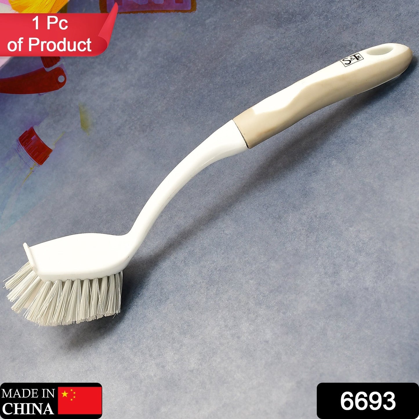 Cleaning brush with flexible bristles, suitable for various surfaces