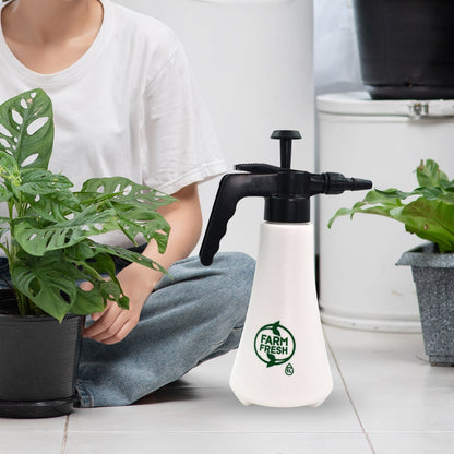 1-litre garden sprayer with adjustable nozzle