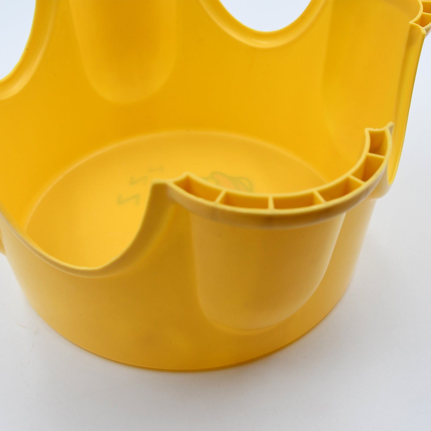 Compact plastic stool, anti-slip, strong for indoor and outdoor use, perfect for bathroom and kitchen.