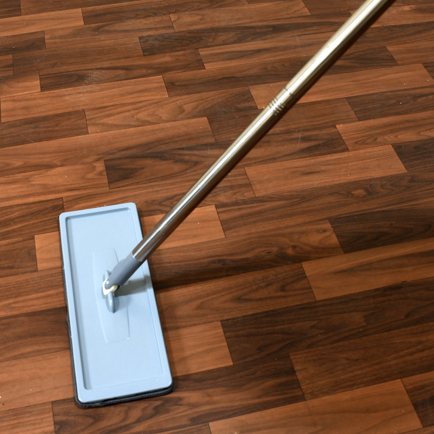 Mop head with 360° rotation for thorough cleaning