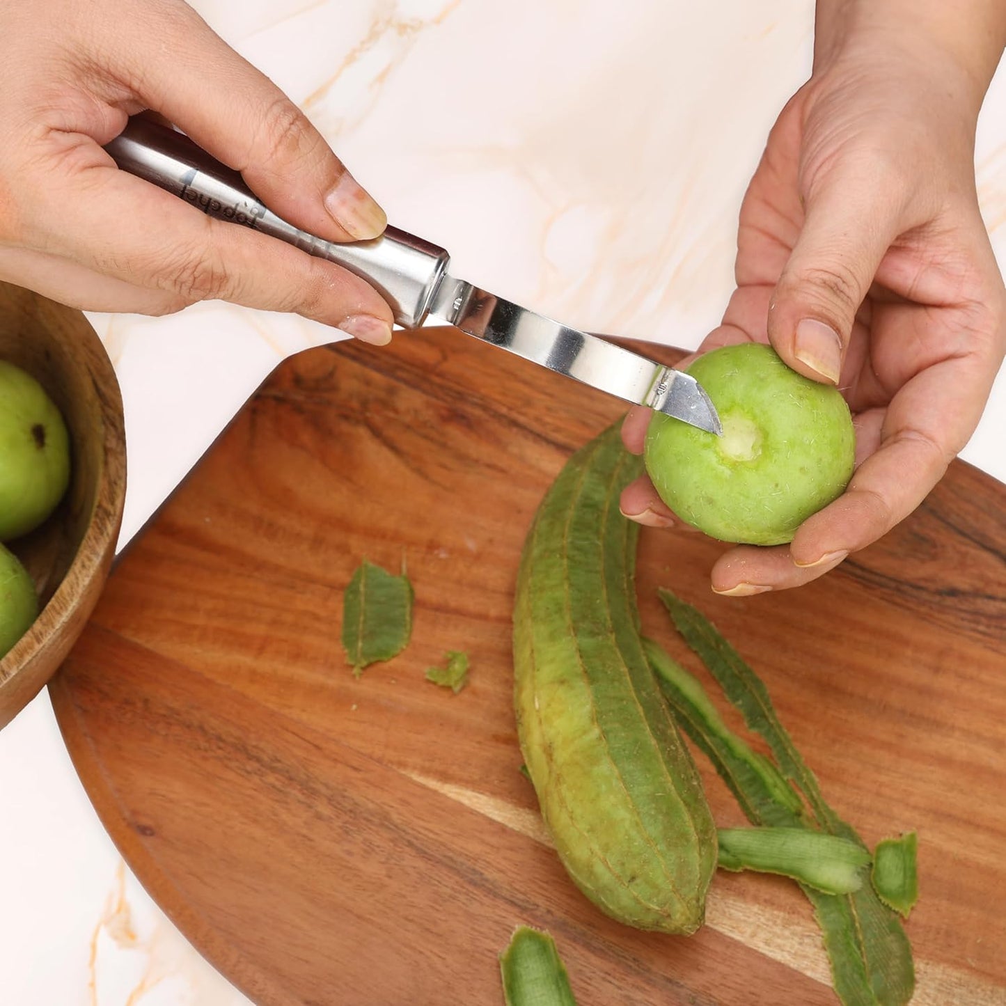 Safe and comfortable peeler for everyday use