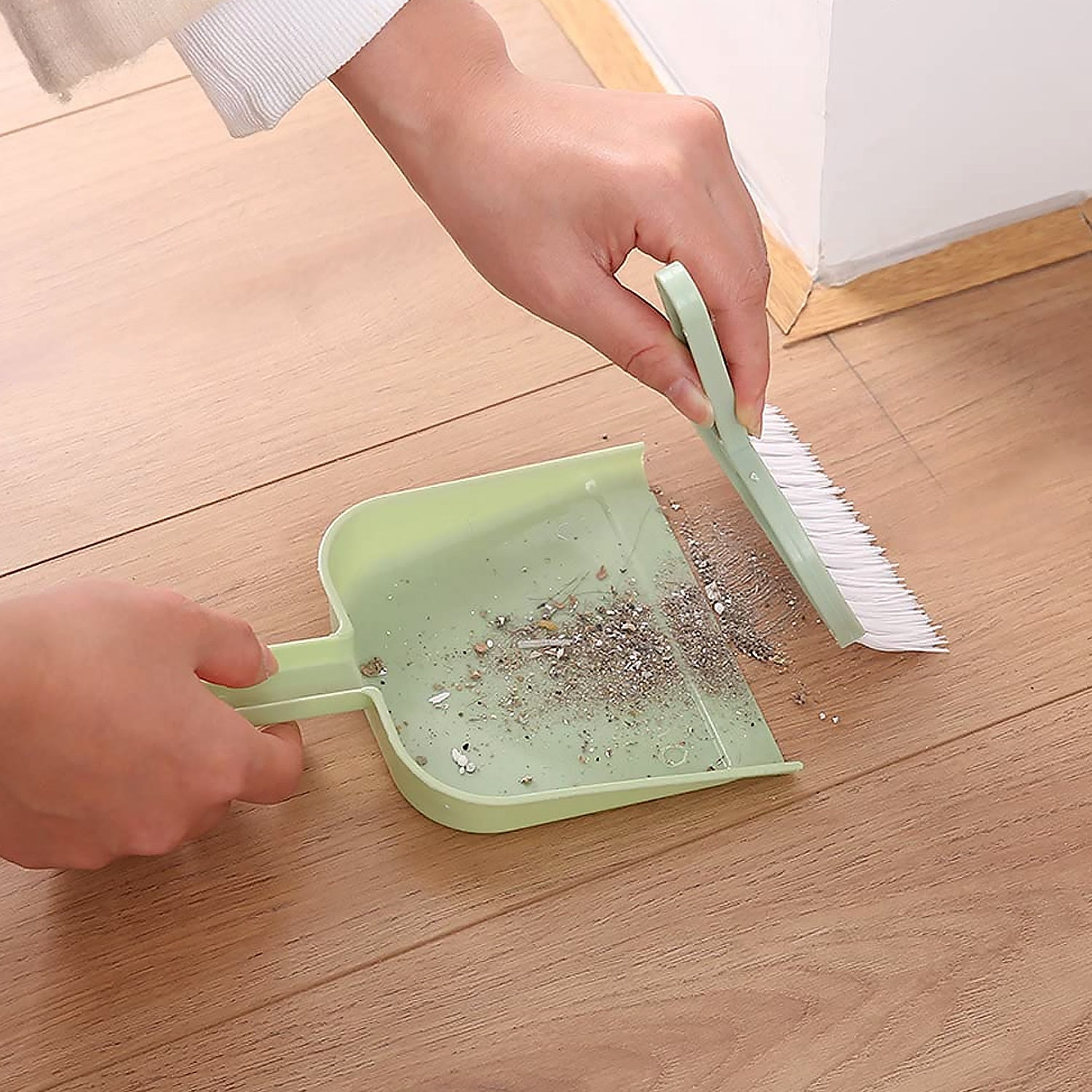 Mini cleaning set with dustpan and brush for multipurpose use