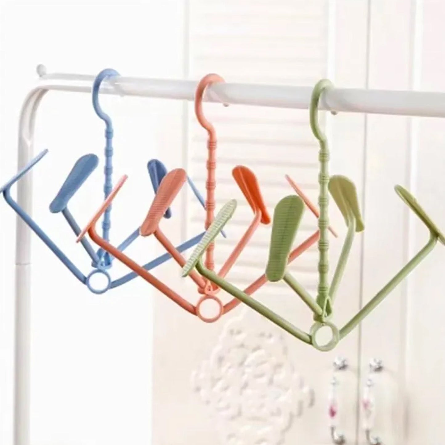 Hanging shoe rack, four rotating hooks, dual-use for wet and dry shoes.