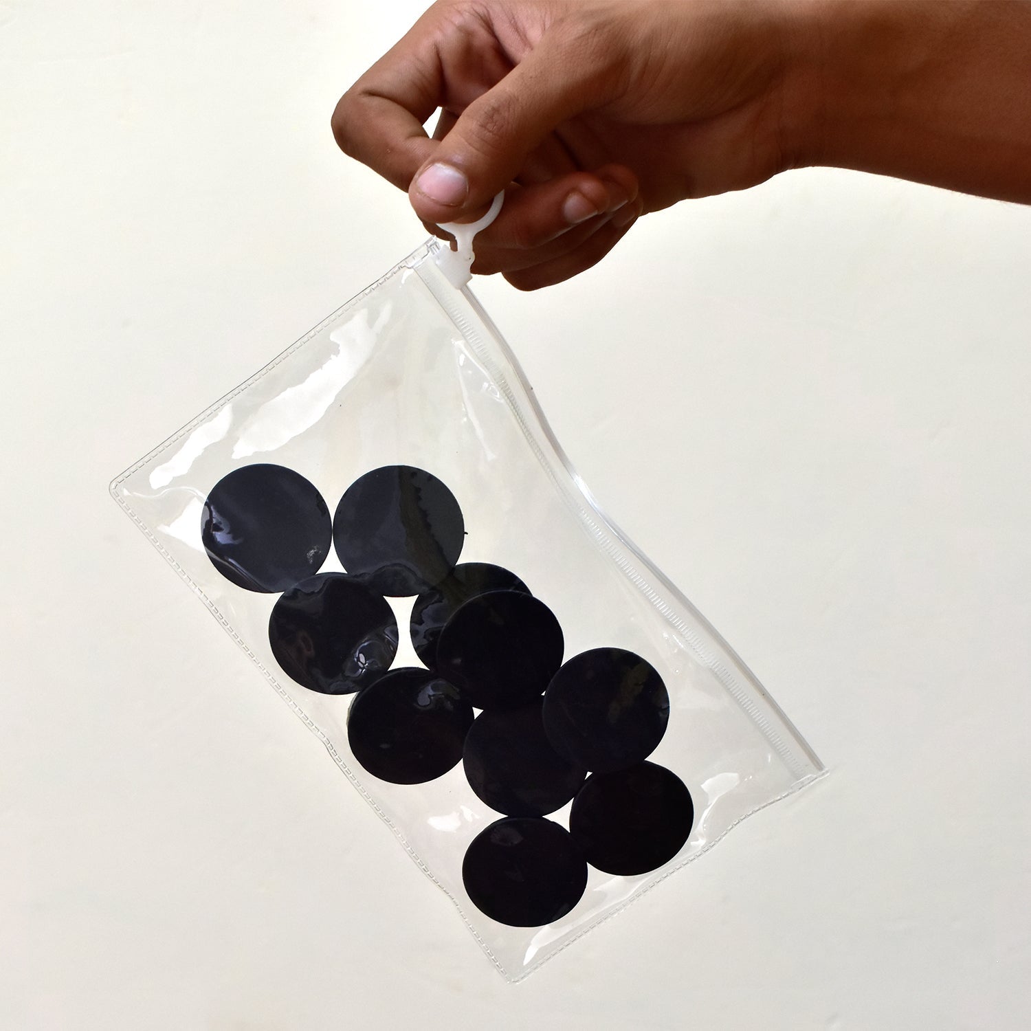 Pop holder with transparent pouch and mobile grip