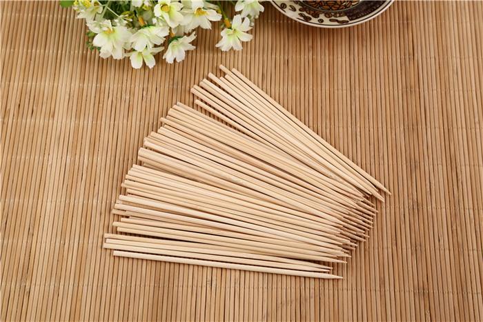 Bamboo skewers for BBQ, 20 cm long, suitable for various foods.