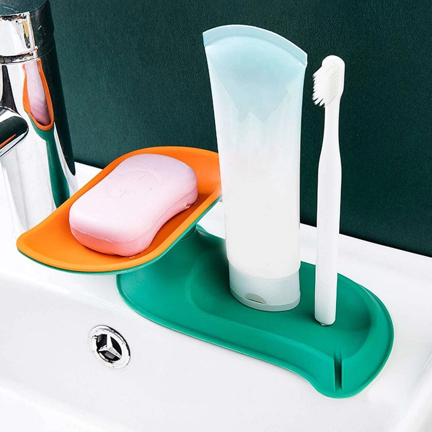 Soap dish holder with two layers and drainage design