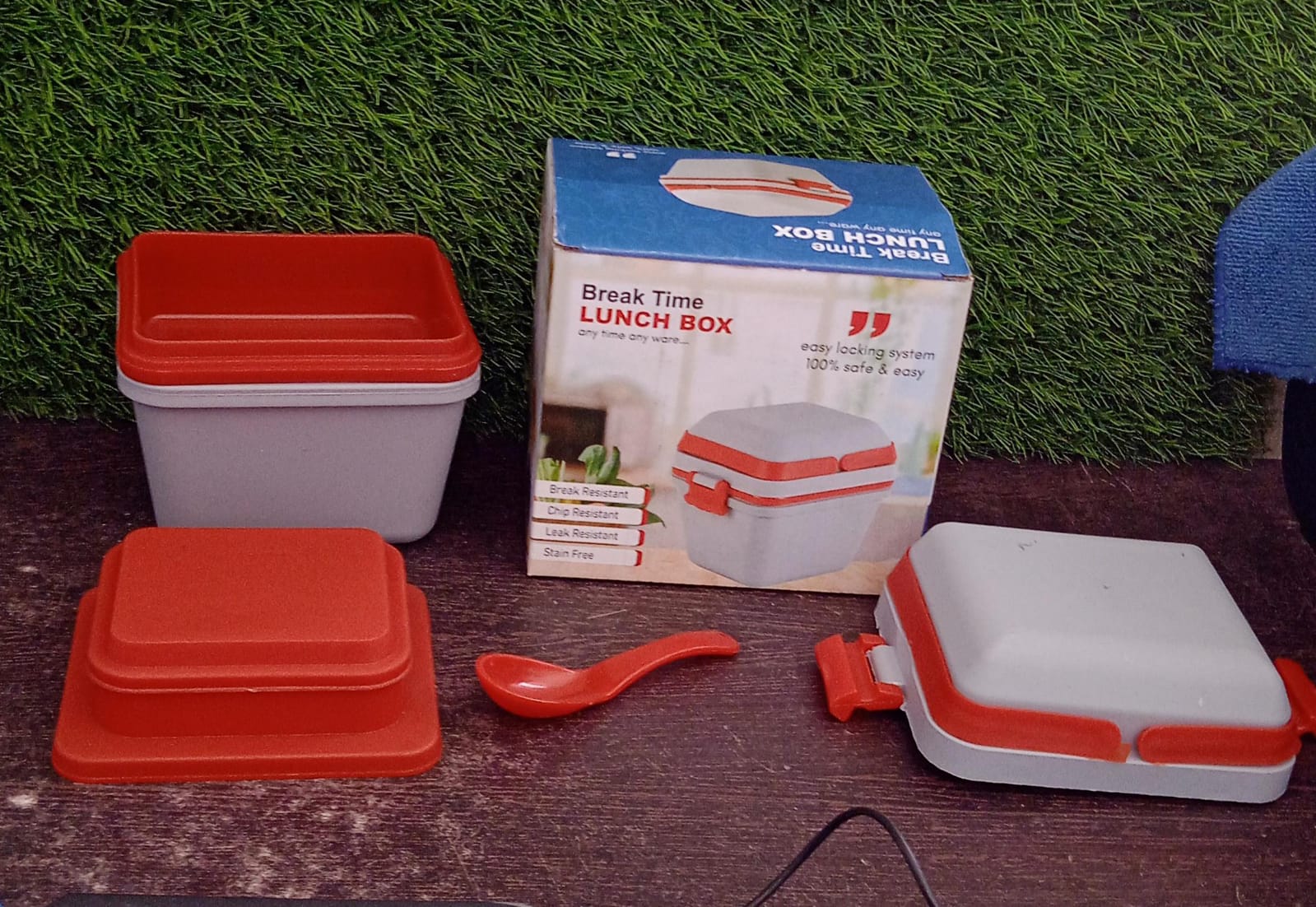 Sturdy lunch box with airtight design and handle